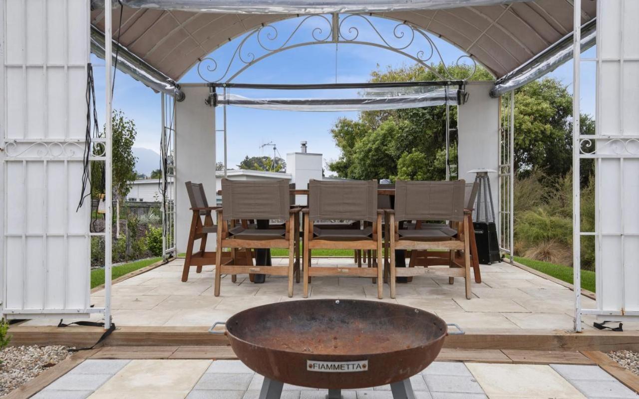 Luxury Retreat With Swim Spa Lago Lago Taupo Exterior foto